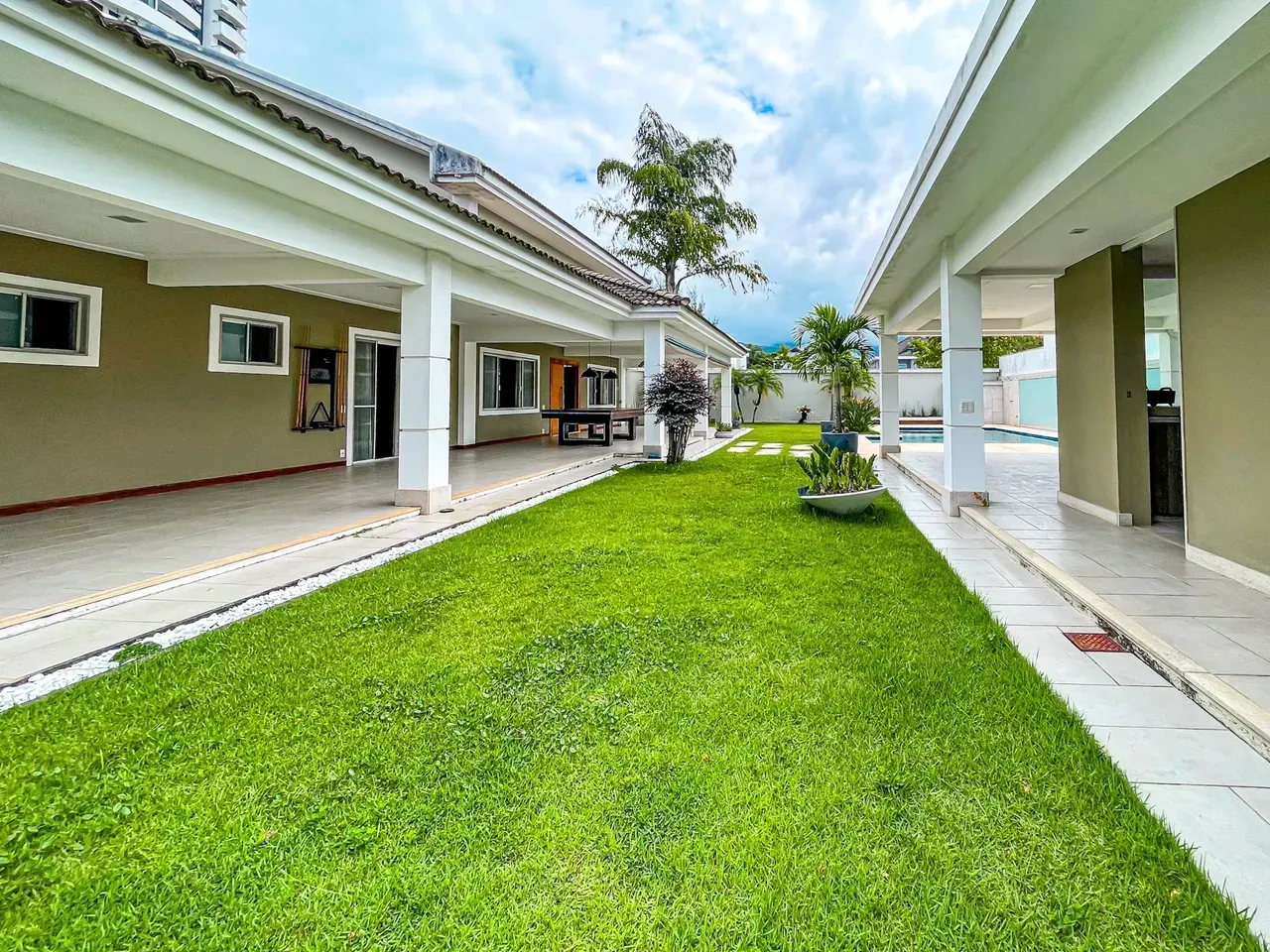 600 m² house with a bathtub and floor-to-ceiling windows — photo 15