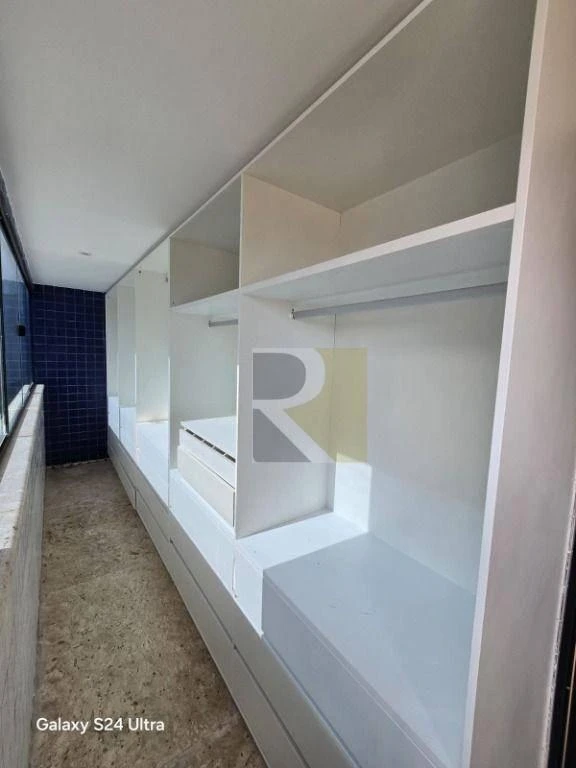 Furnished apartment, 250 m², with a glass-enclosed balcony — photo 10