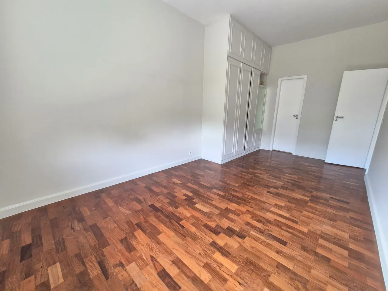 Unfurnished 4-bedroom apartment with a private garden — photo 8