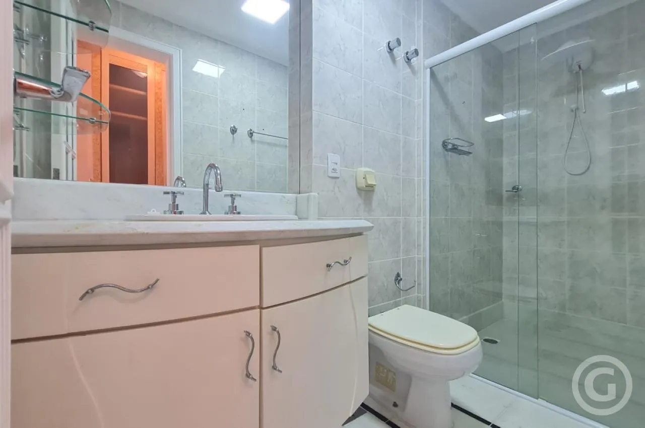 Apartamento de 2 quartos com janelas do piso ao teto, Centro