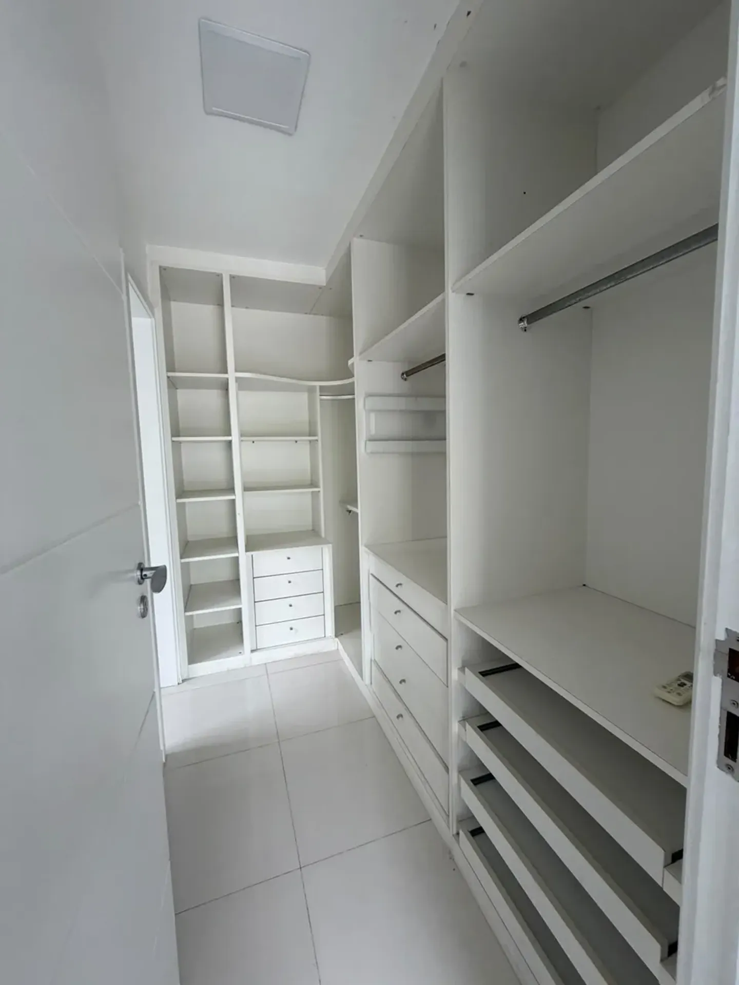 700 m² house with a garden and a bathtub — photo 32