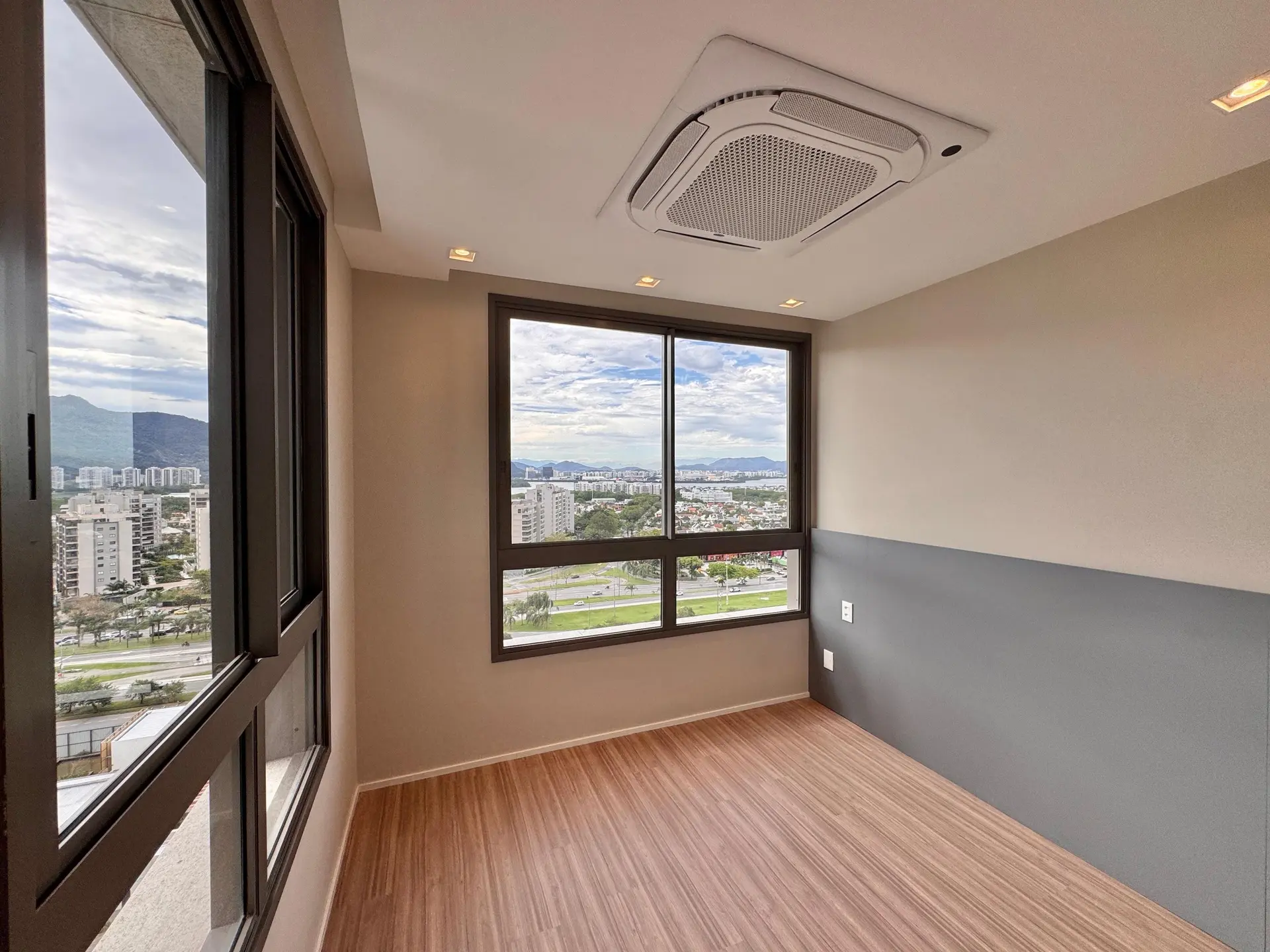 Furnished apartment with 3 en-suite bedrooms and balcony — photo 60