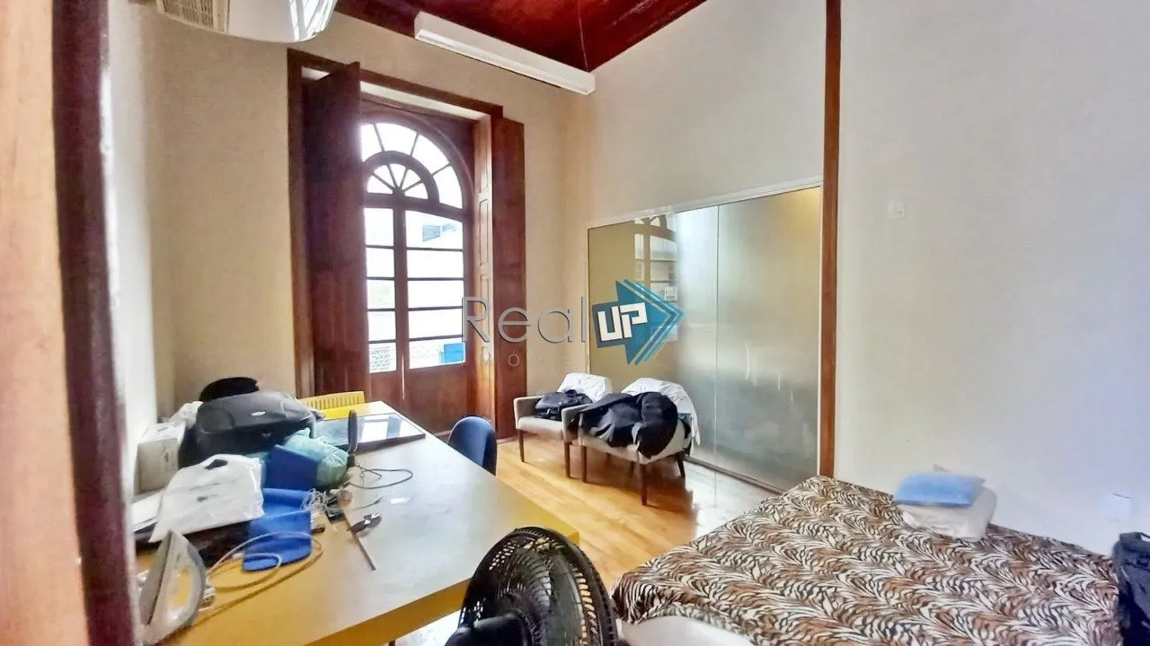 Colonial-style house with 3 bedrooms and a balcony — photo 52