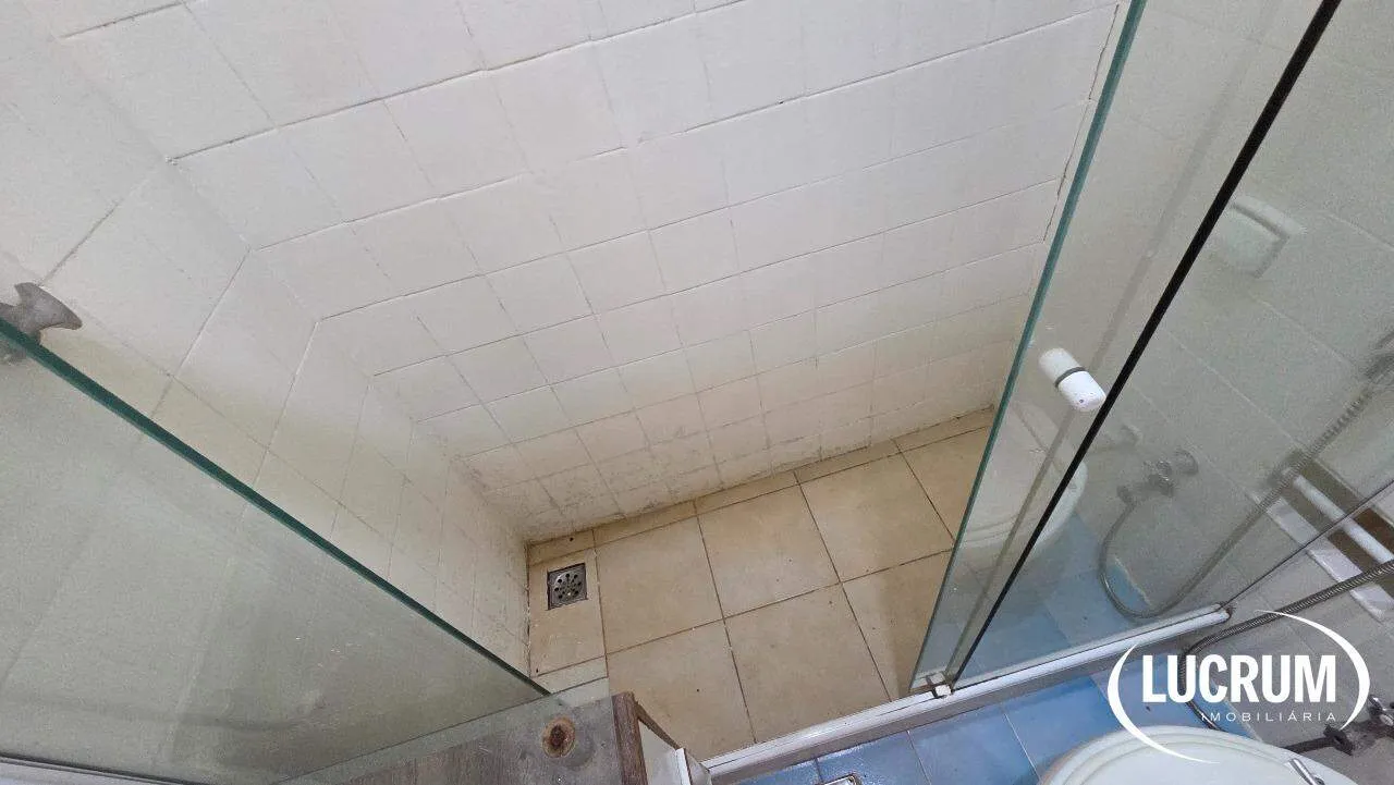 1-bedroom apartment with a glass shower enclosure — photo 10