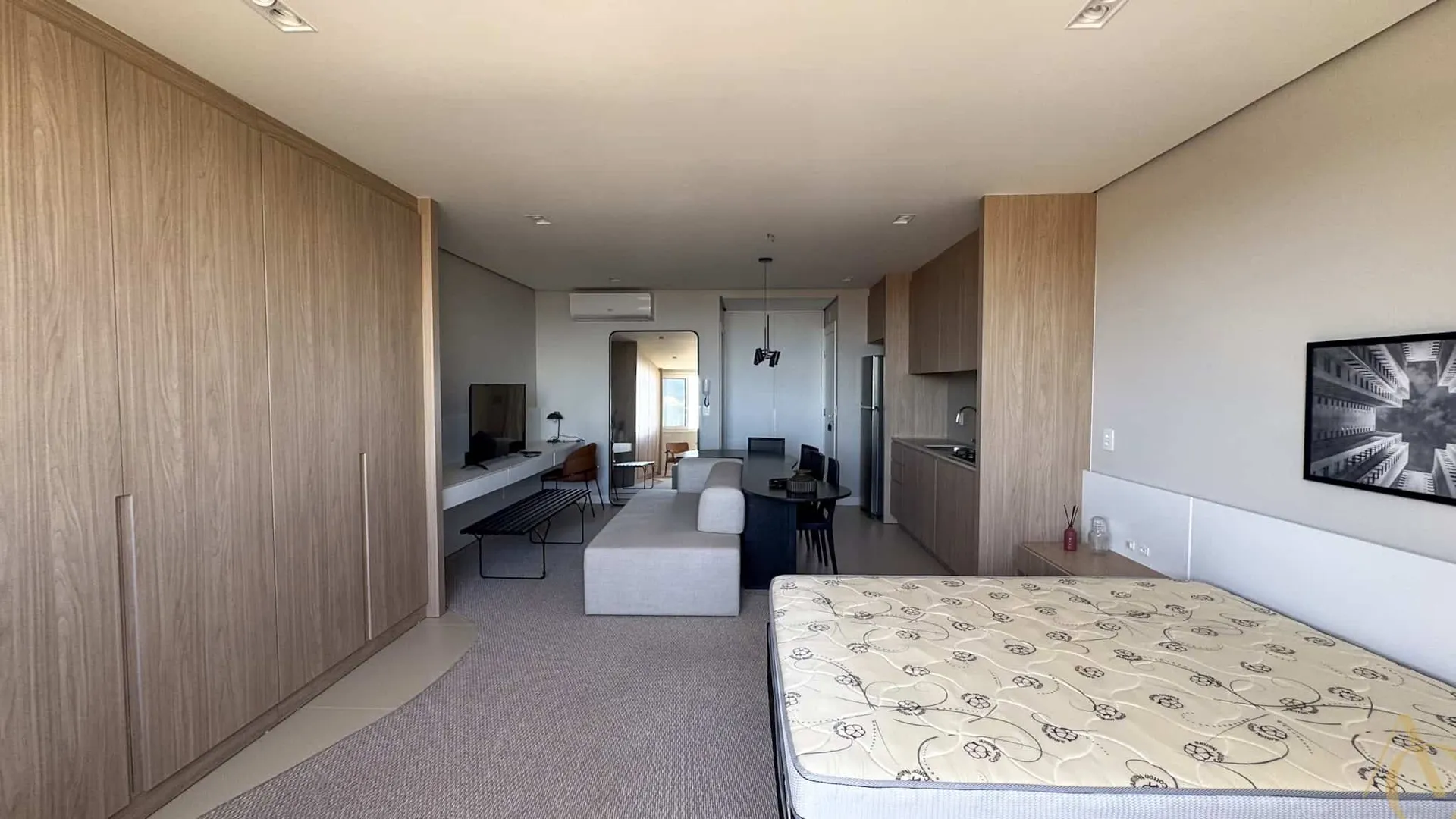 Furnished studio with integrated kitchen and 1 bathroom — photo 30