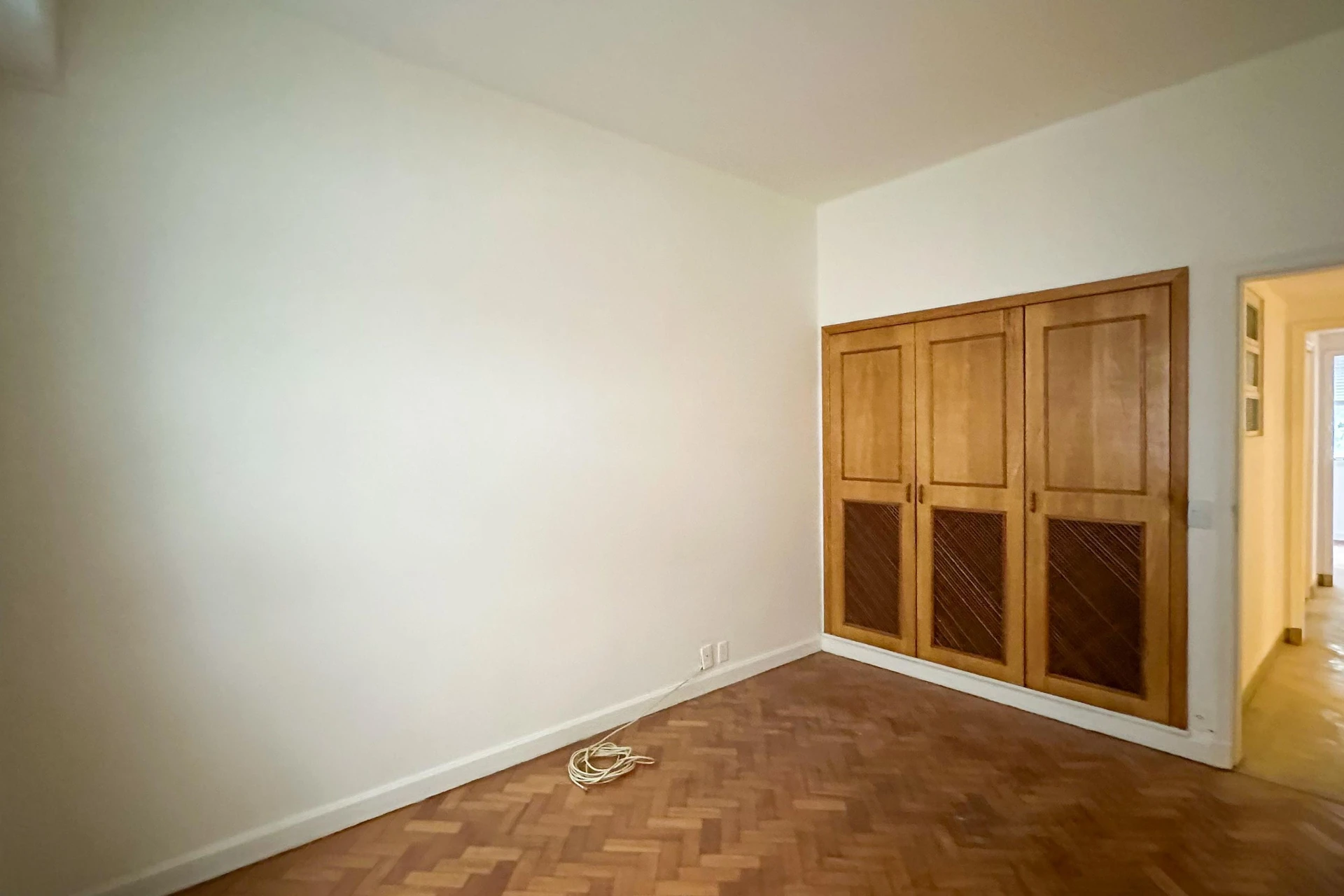 Unfurnished apartment with 3 bedrooms and 4 bathrooms — photo 34
