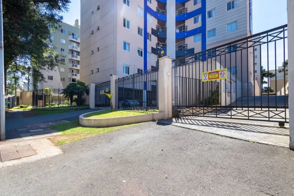 Balcony with a grill in a 2-bedroom apartment, 59 m² — photo 32