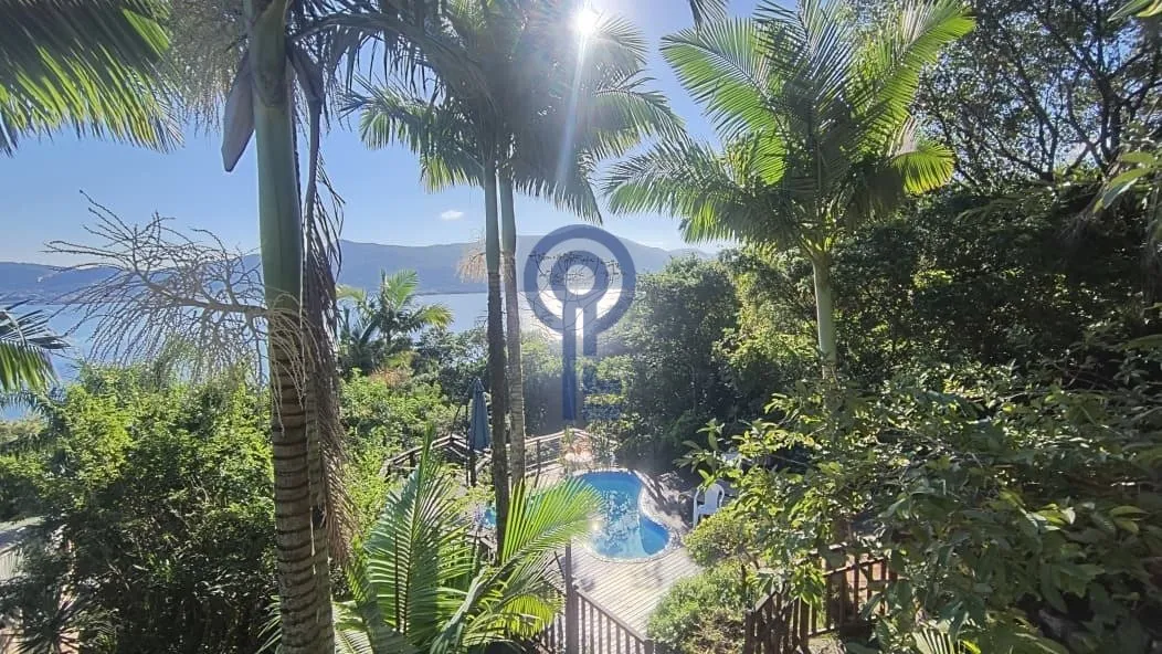 Casa mobiliada em condomínio com 1 suíte e jardim privativo