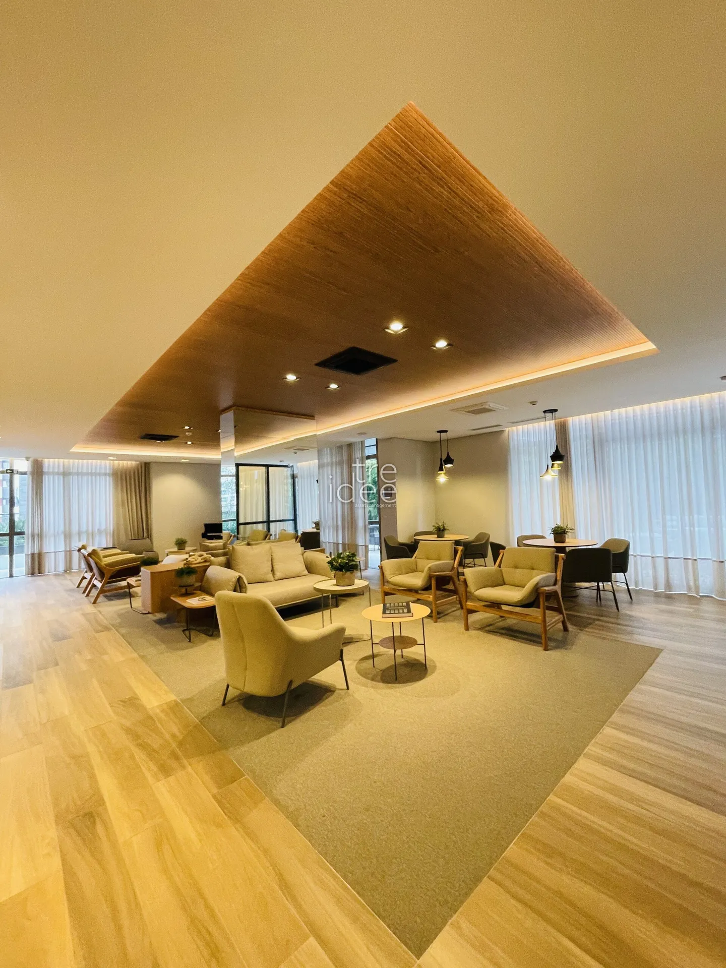 Furnished 1-bedroom apartment with an open-plan kitchen — photo 32