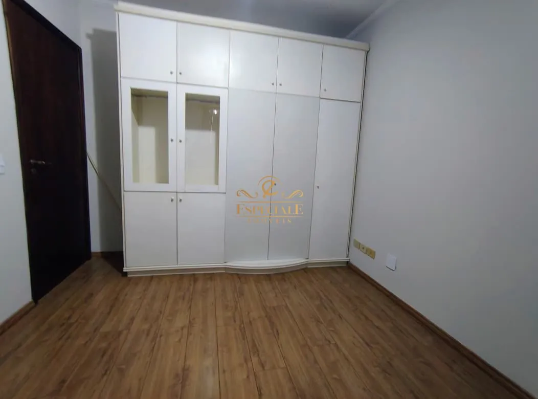 Wood or laminate floors in a 2-bedroom apartment, 70 m² — photo 4