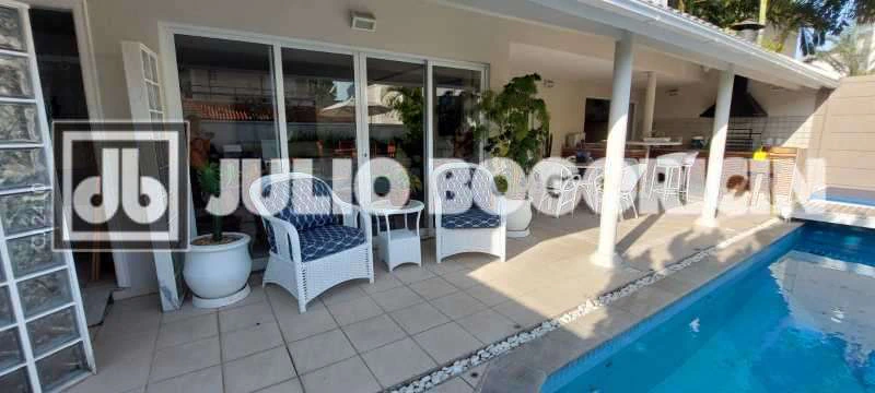 Furnished 324 m² house with 5 bedrooms and 6 bathrooms — photo 19