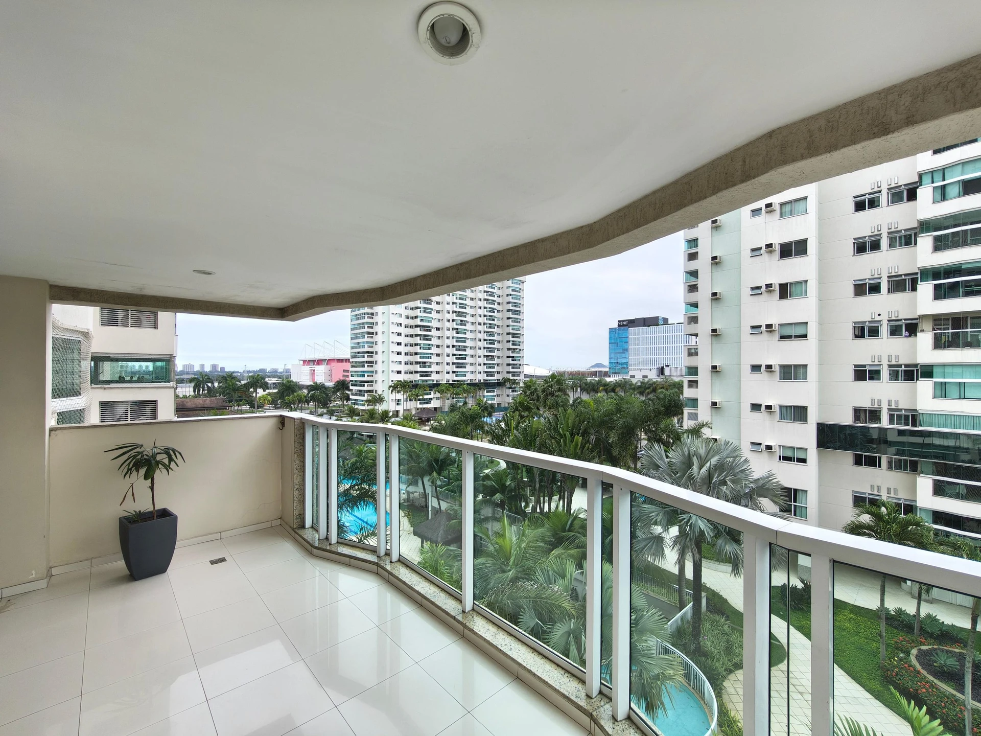 Unfurnished 3-bedroom apartment with balcony and 2 parking — photo 4