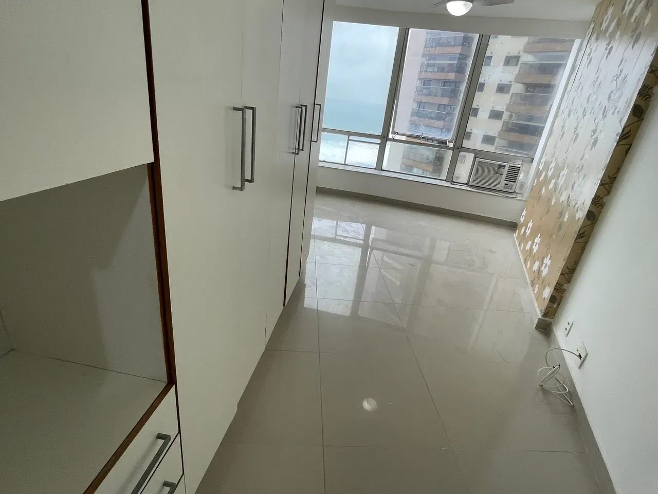 Unfurnished apartment with floor to ceiling windows — photo 18