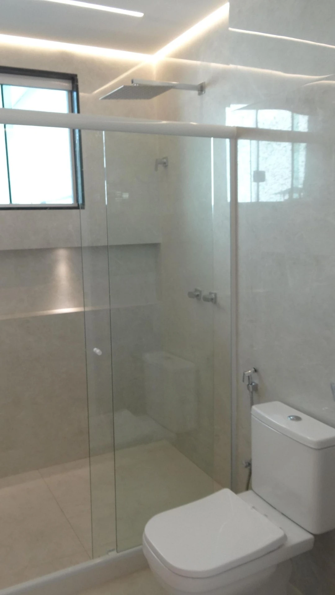Casa de 384 m² com janelas do piso ao teto e varanda gourmet — photo 46