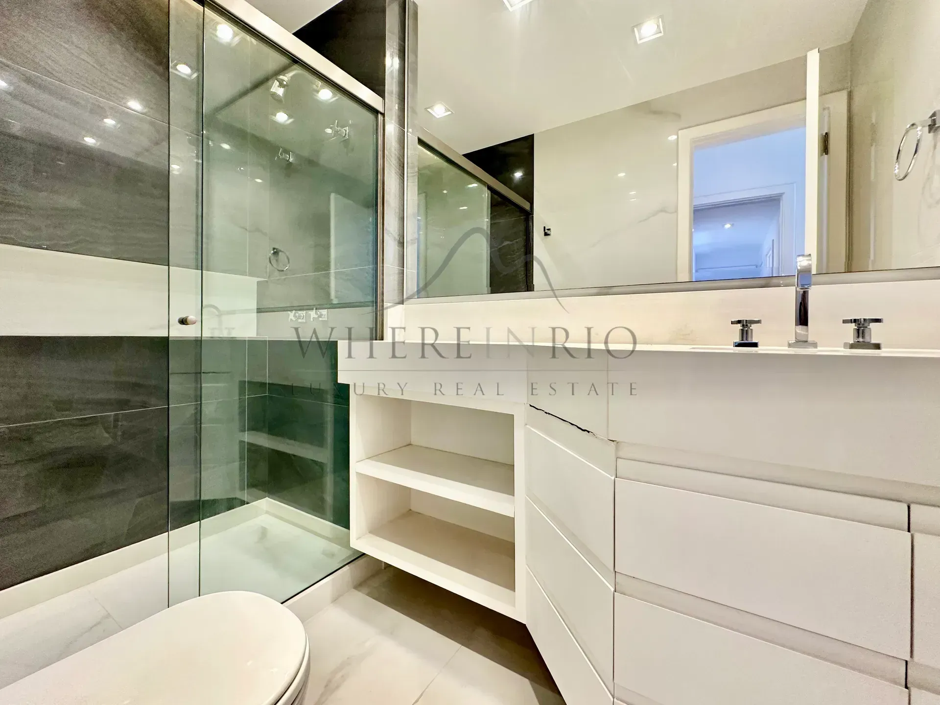 Apartment with air conditioning and 4 bedrooms — photo 21