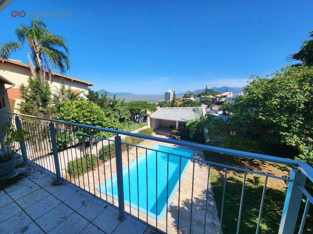 Casa de 5 dormitorios con piscina de uso privado