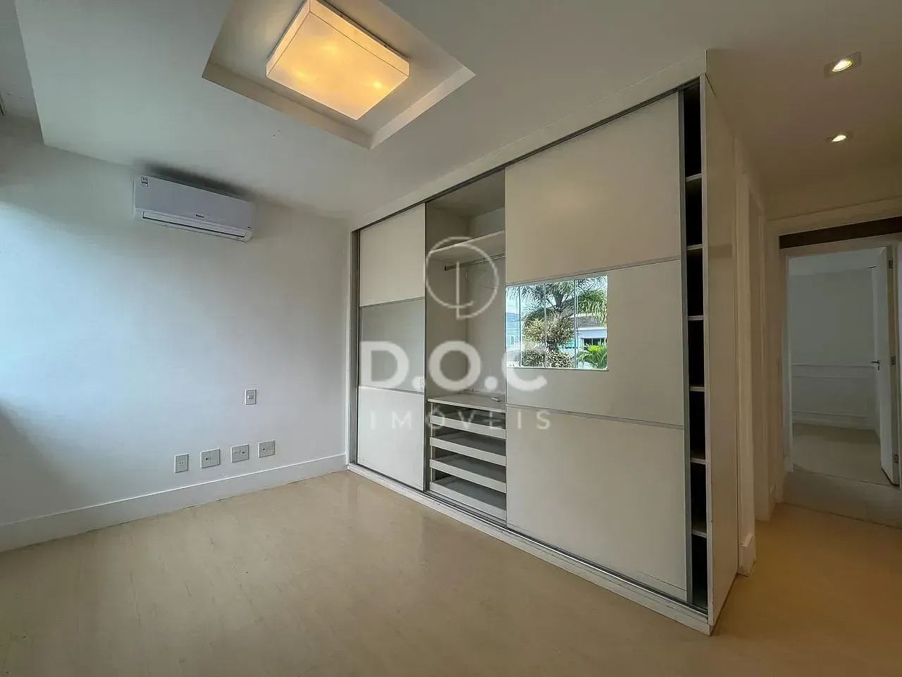 Floor-to-ceiling windows in a 5-bedroom house, 300 m² — photo 56