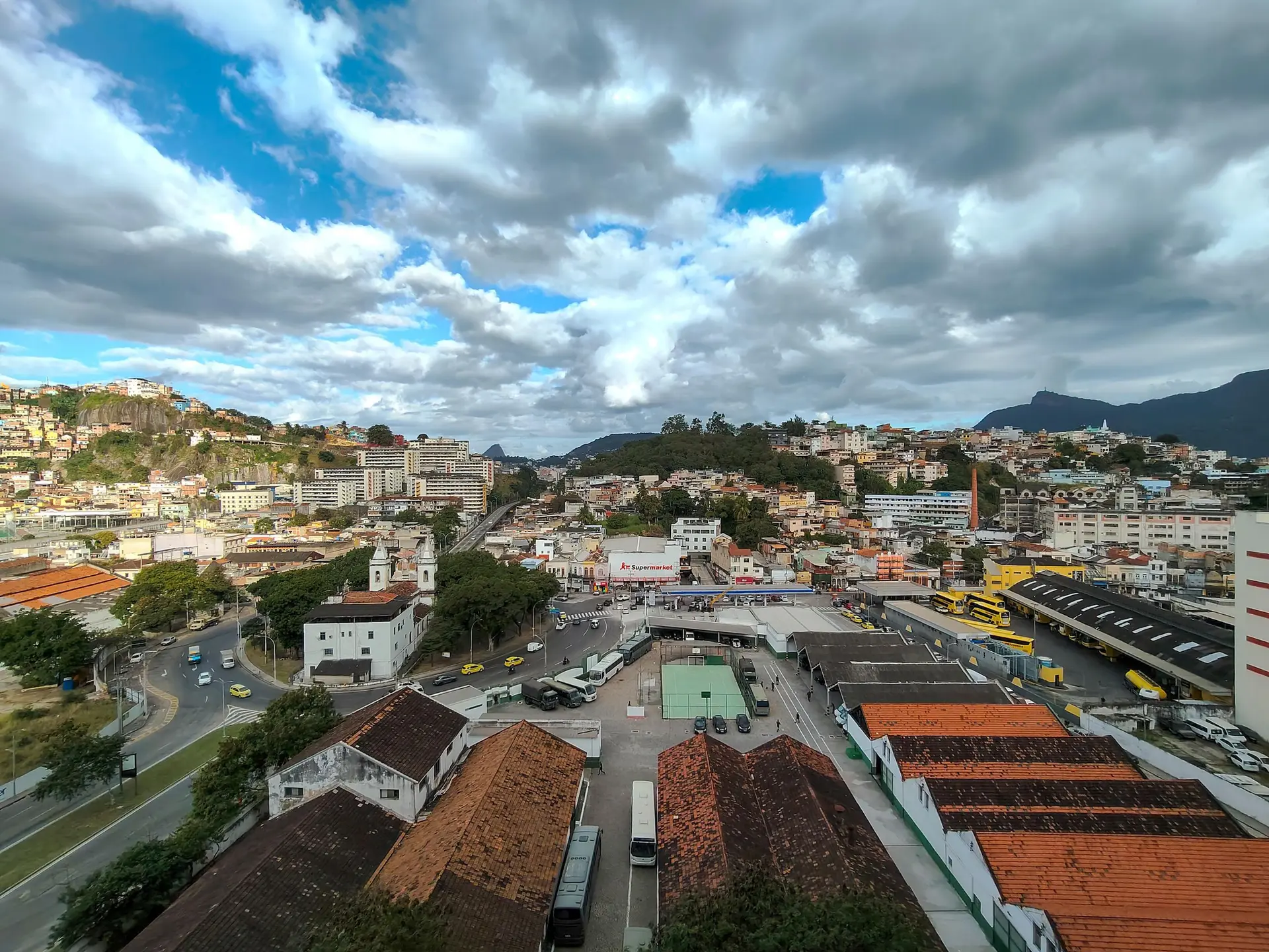 Apartamento com 2 quartos e varanda de vidro fechada — photo 53