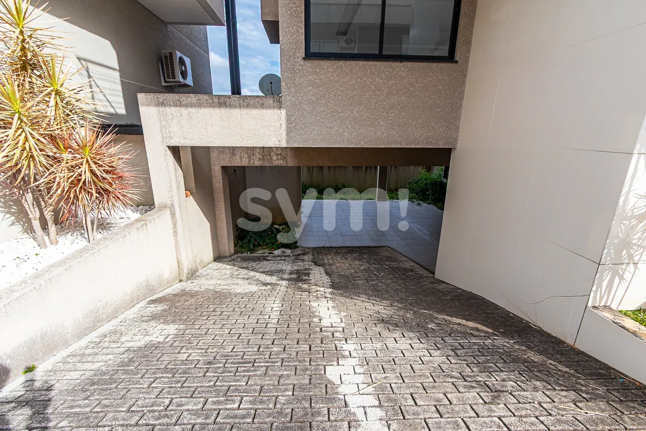 House in a gated community with 5 bedrooms and 3 suites — photo 6