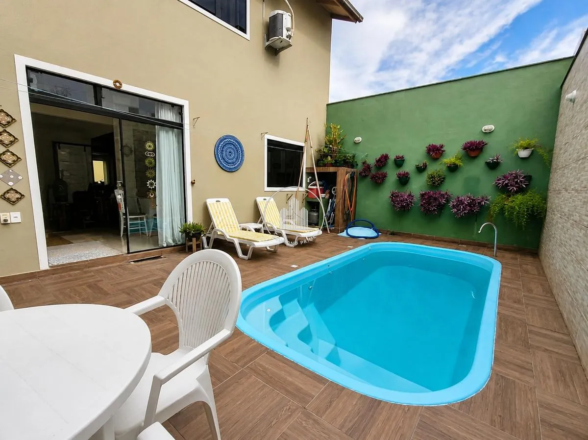 3-bedroom house with pool access, balcony and BBQ