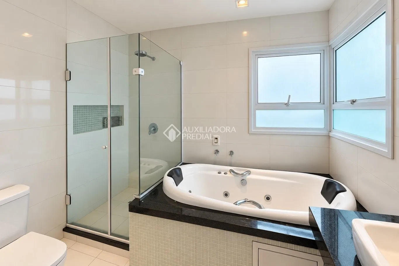 Bathtub in a 4-bedroom house, 280 m² — photo 30