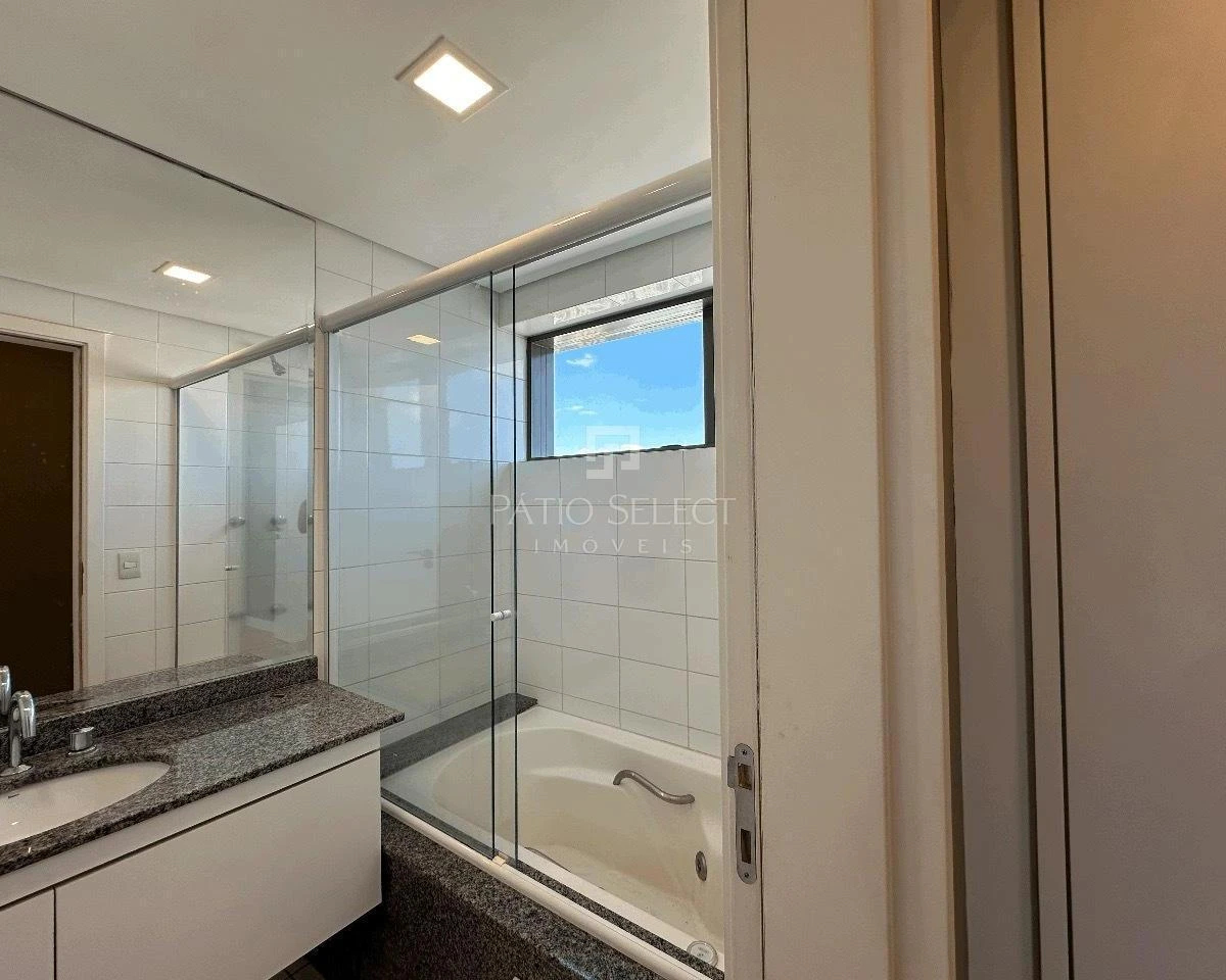 2-bedroom apartment with a bathtub in Curitiba — photo 23