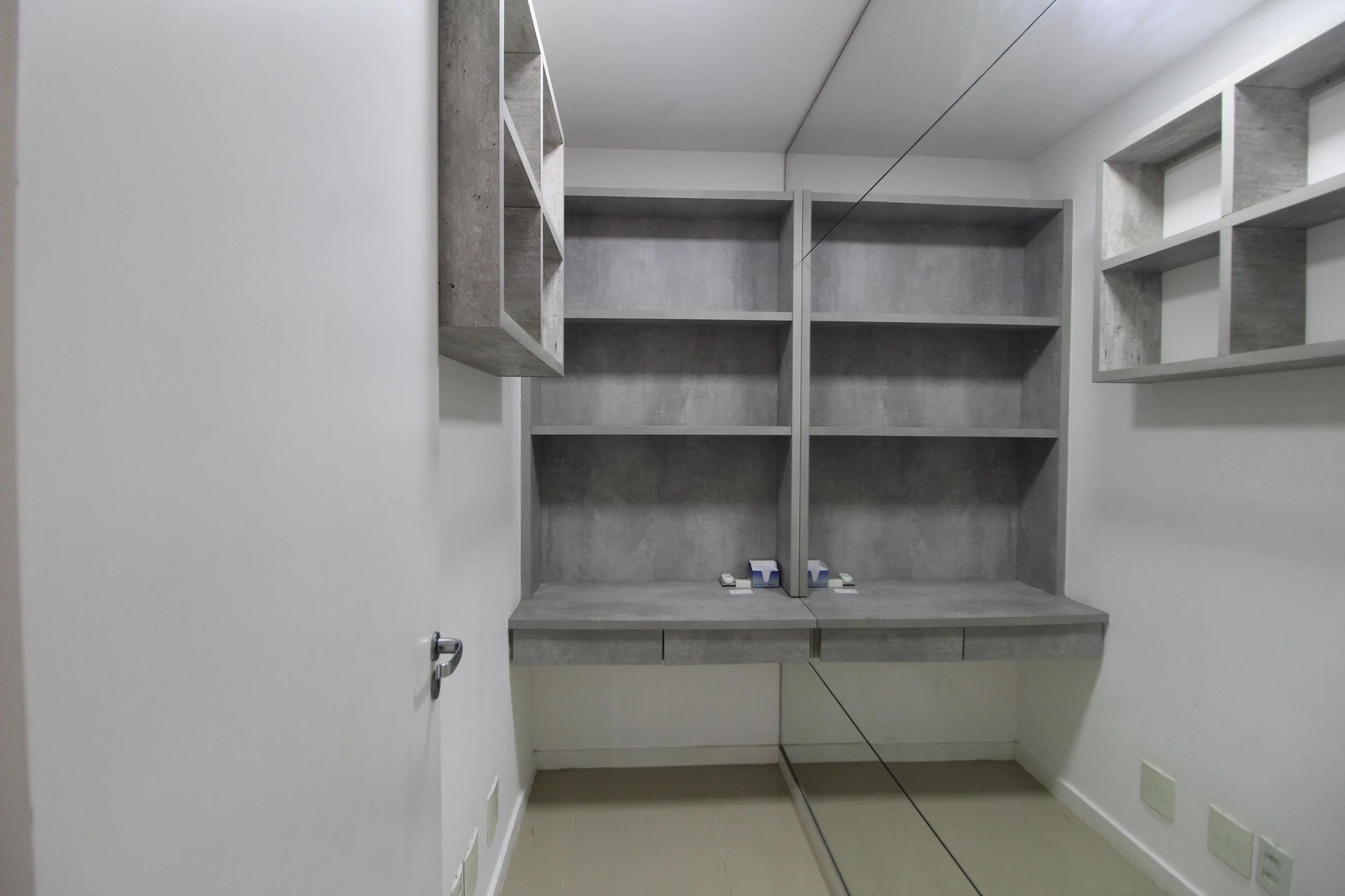 Walk-in closet in a 3-bedroom apartment, 120 m² — photo 8