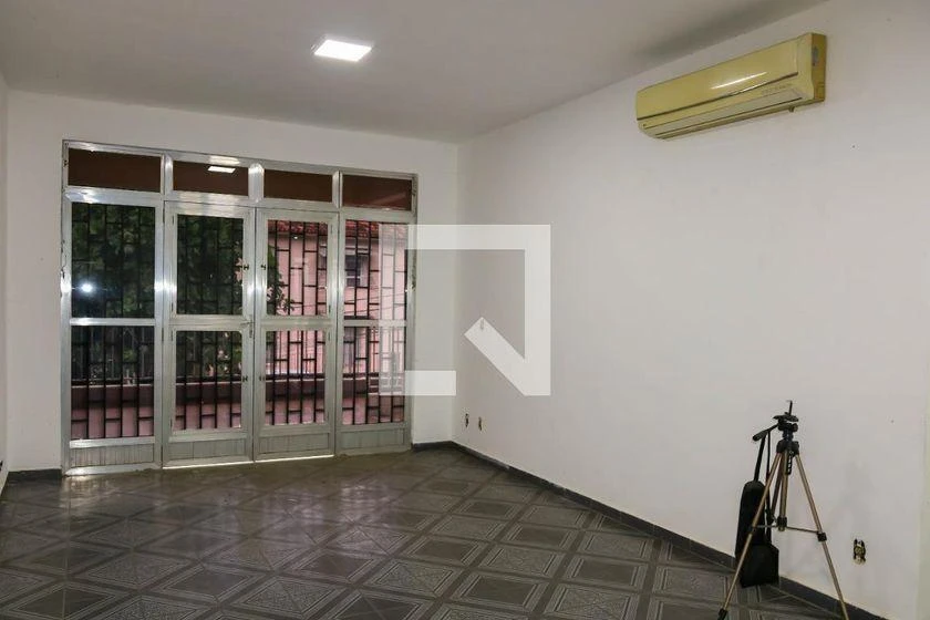 Furnished house with 4 bedrooms and 550 m² with air conditioning — photo 32