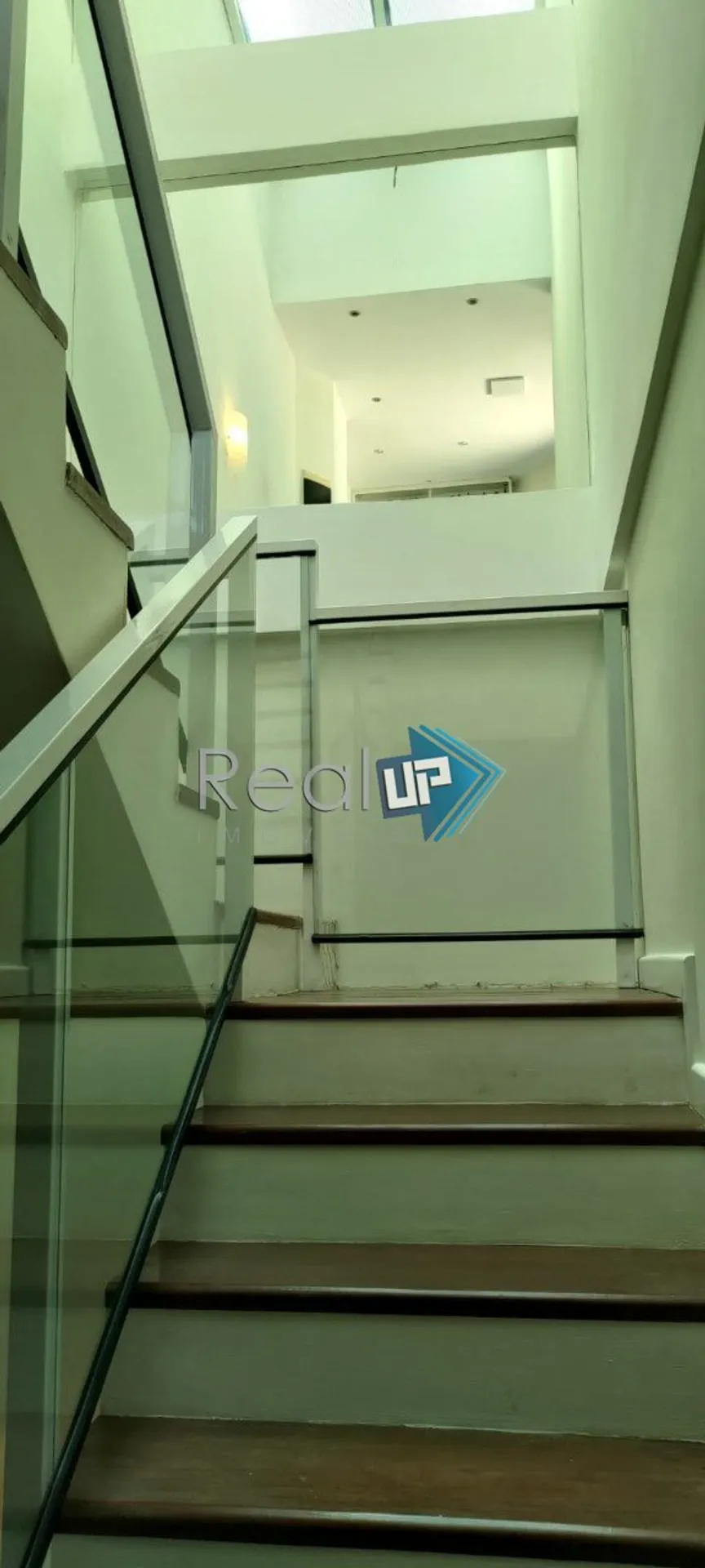 Unfurnished apartment with 3 bedrooms and a glazed balcony — photo 29
