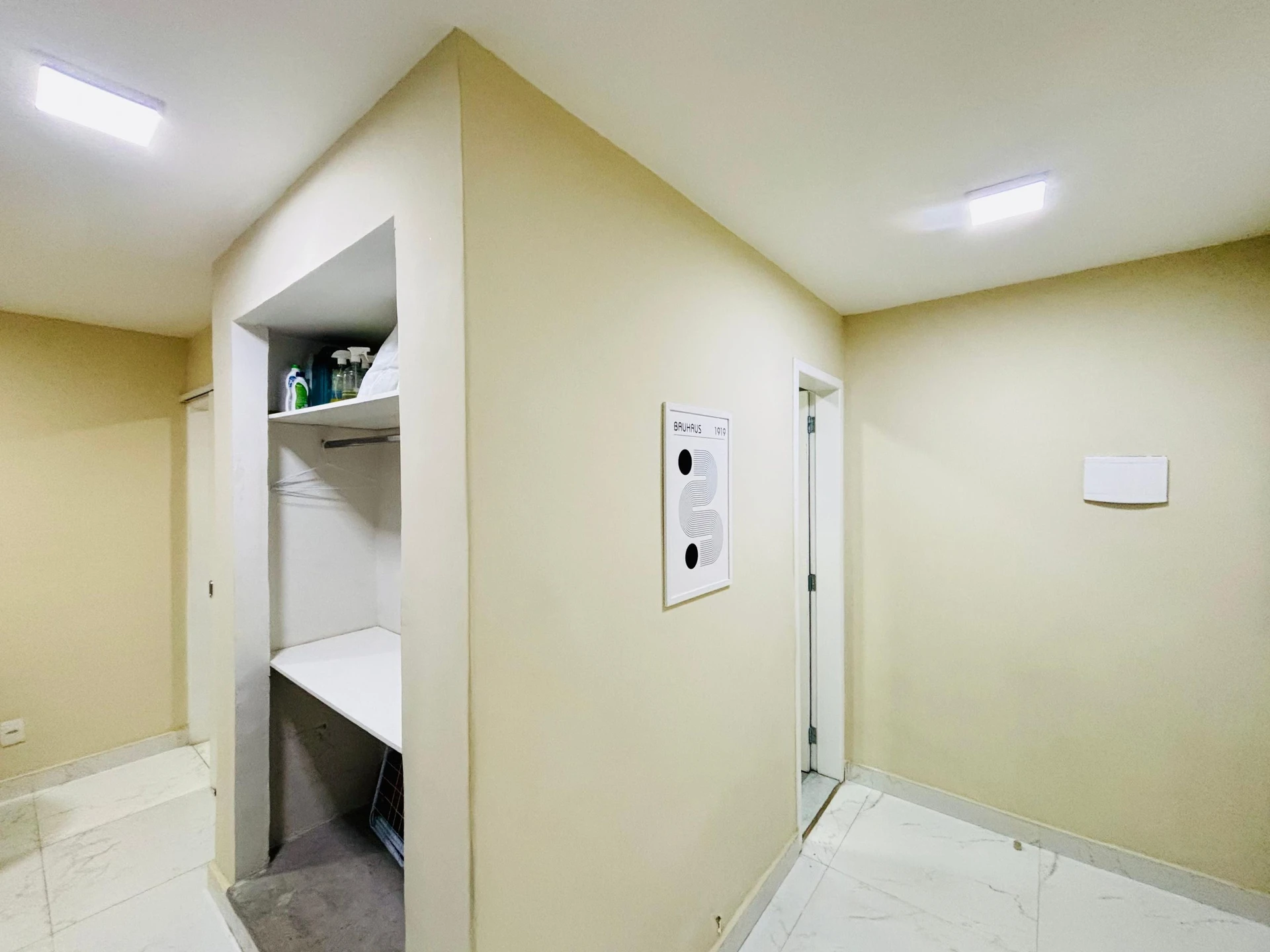 Furnished 1-bedroom apartment with a closed kitchen — photo 16