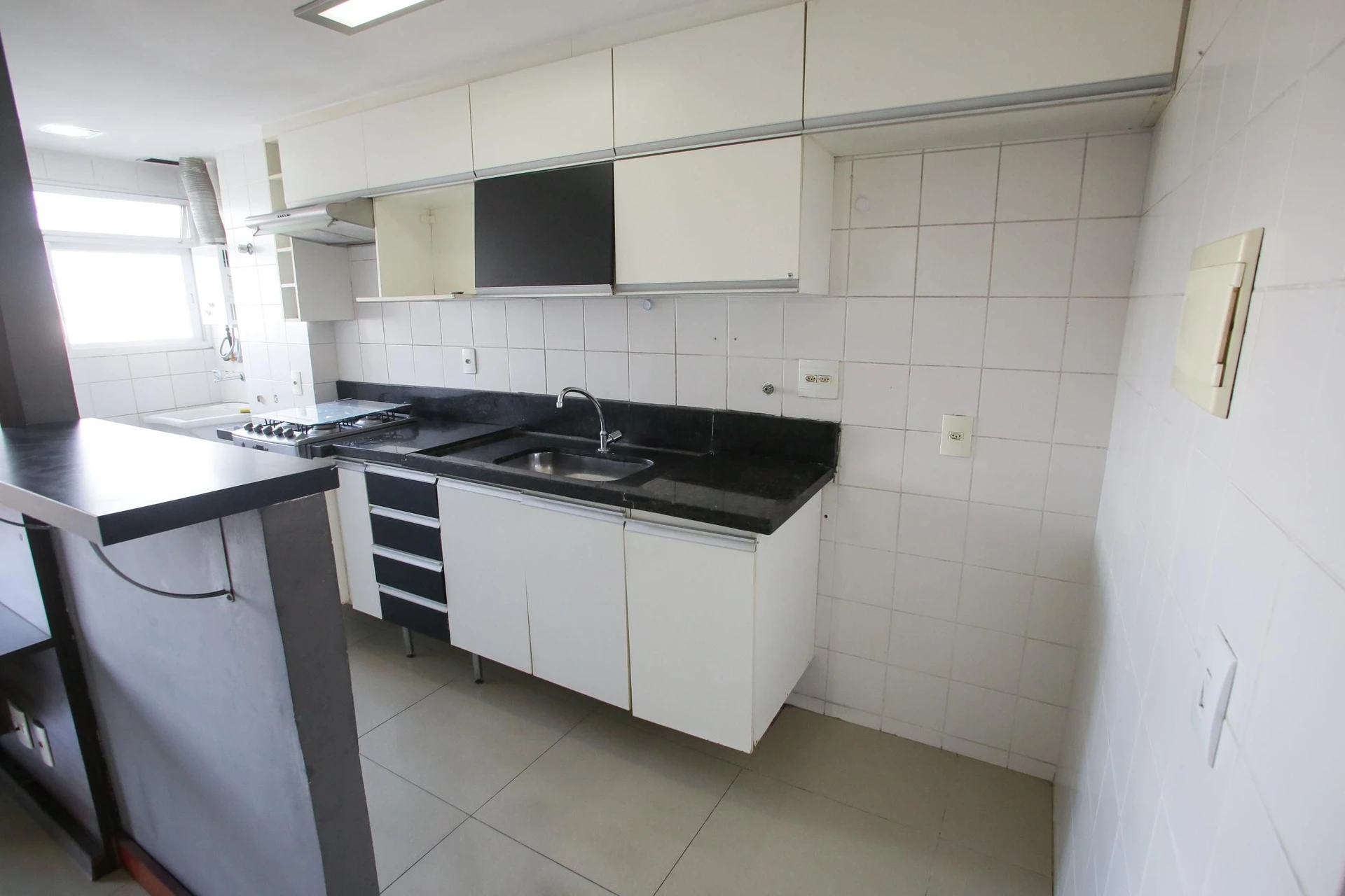 2-bedroom apartment with a mountain view — photo 18