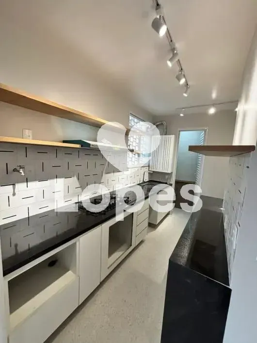 2-bedroom apartment with 1 suite and separate kitchen — photo 4