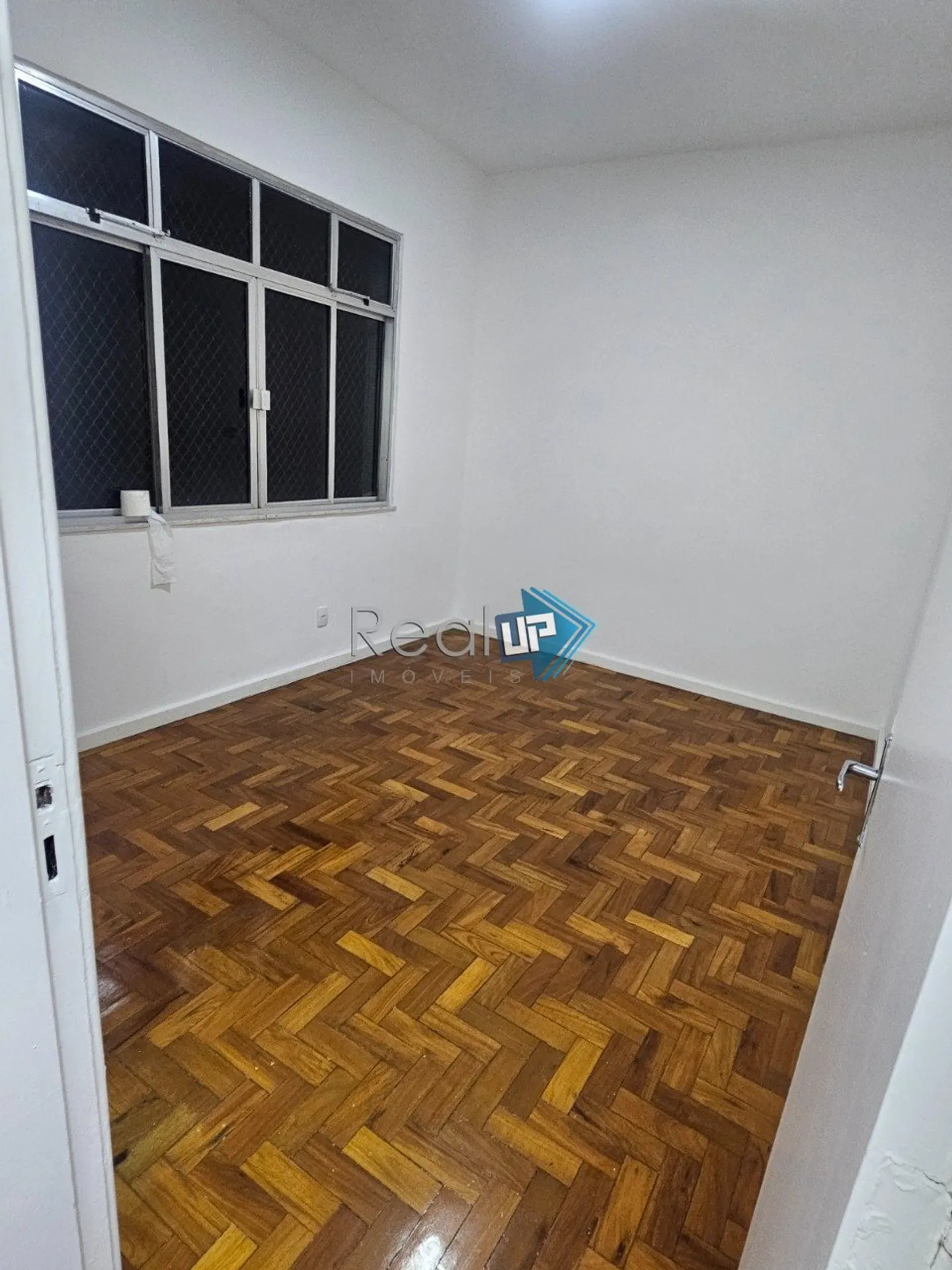 Wood or laminate floors in a 2-bedroom apartment, 68 m² — photo 15