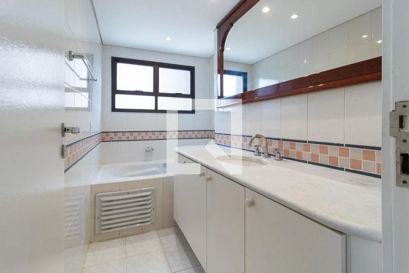 Bathtub in a 3-bedroom apartment, 176 m² — photo 28