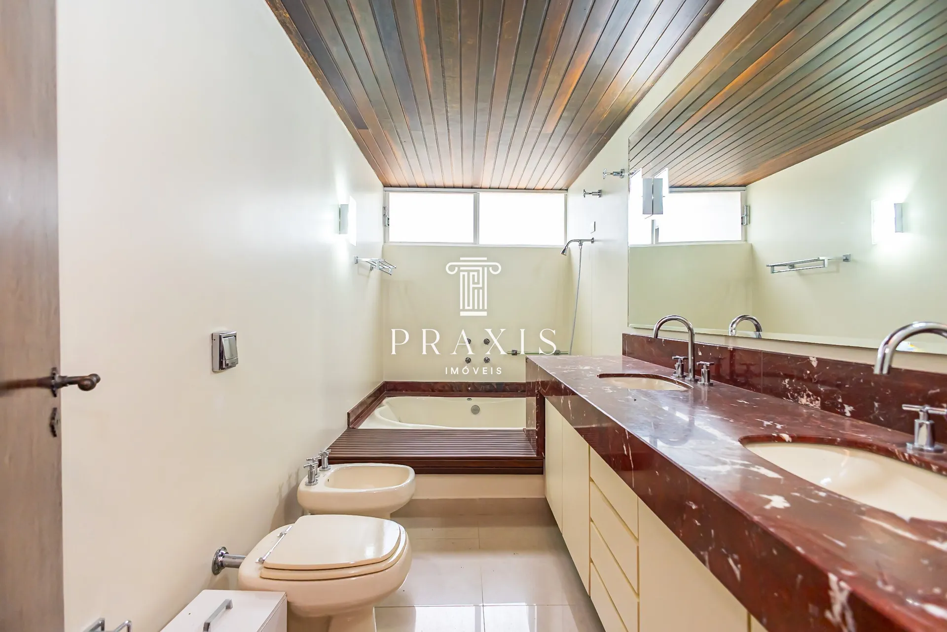 House with 4 bedrooms, 445 m² and fitted kitchen — photo 26