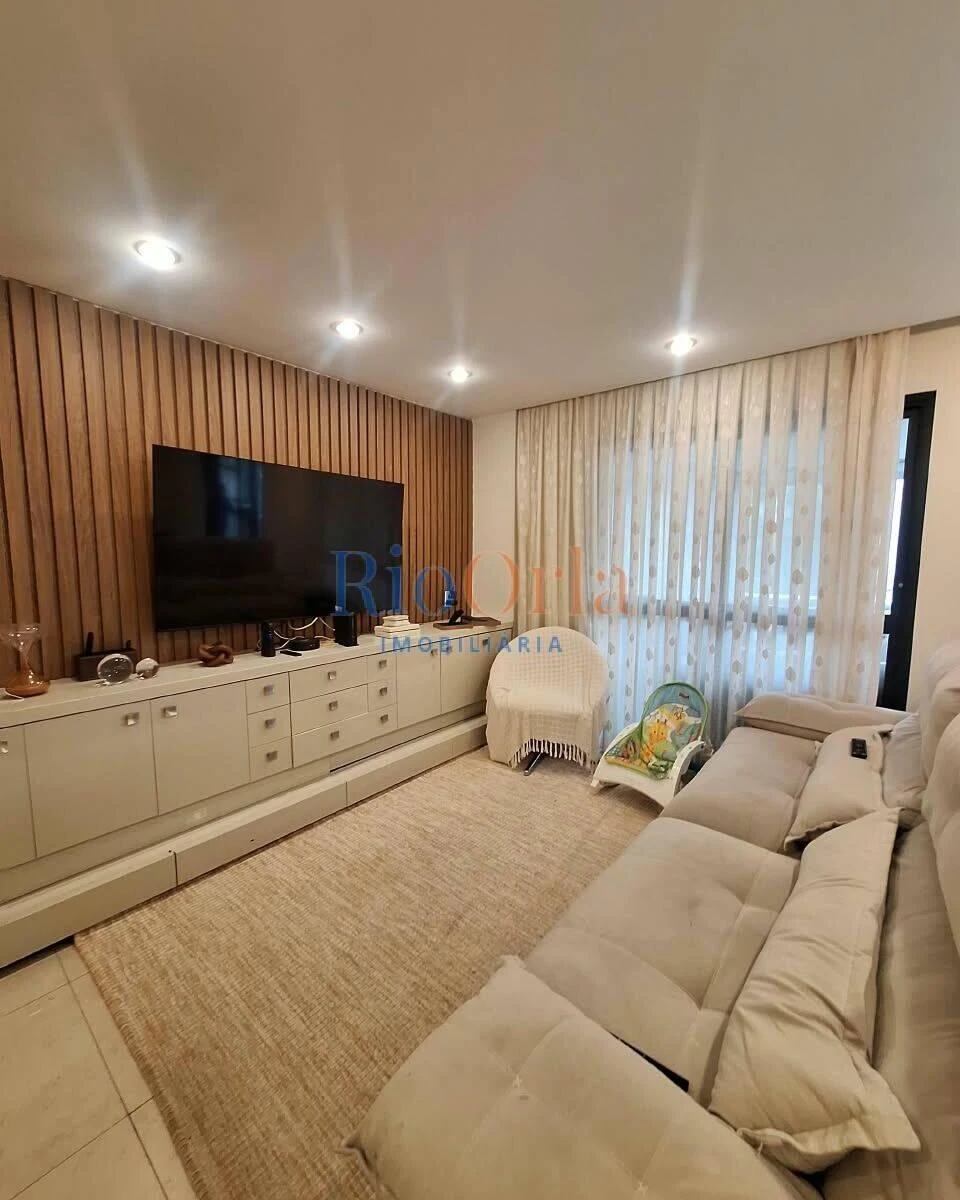 Floor-to-ceiling windows in a 4-bedroom apartment, 156 m² — photo 8