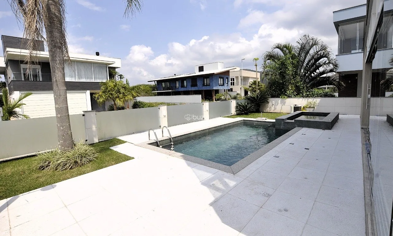 Water view in a 5-bedroom house, 343 m² — photo 33