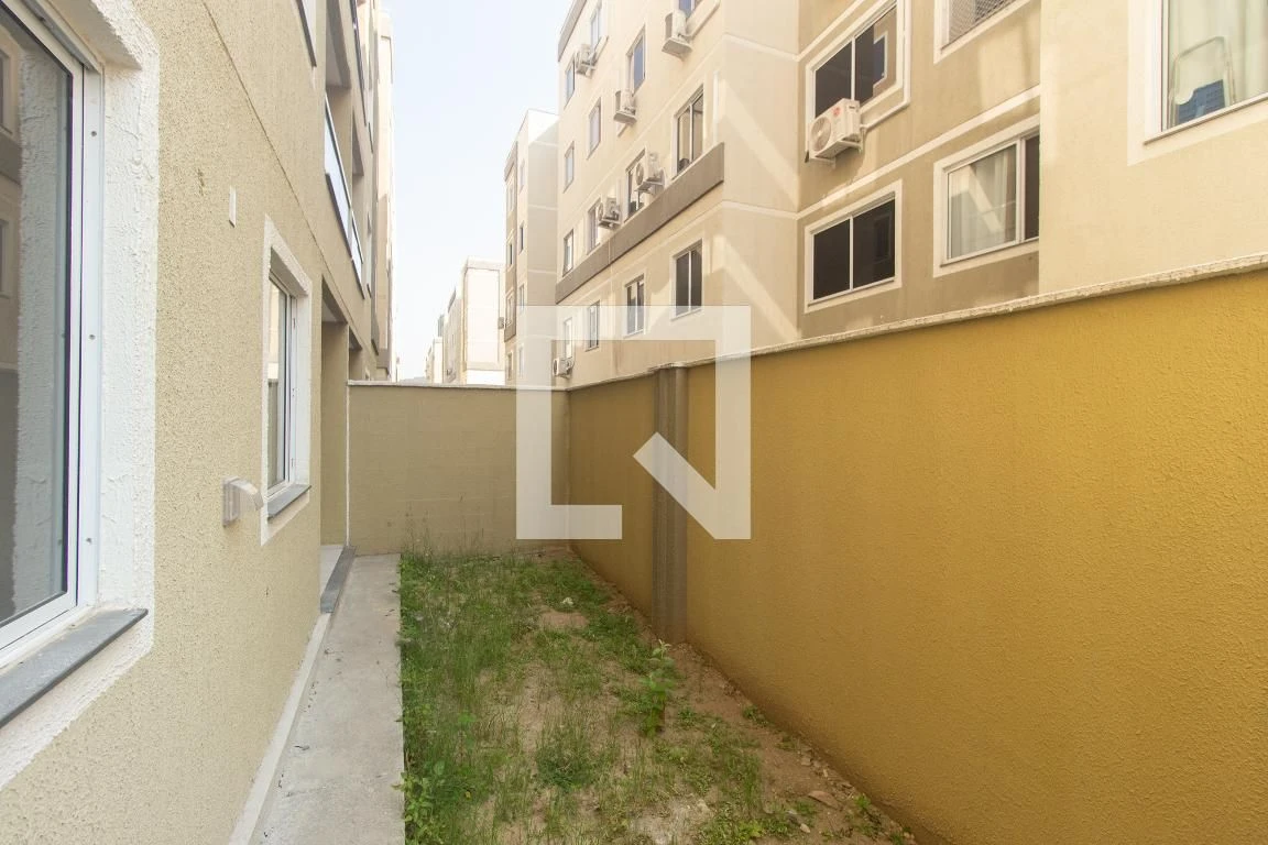 2-bedroom apartment in a building with a pool — photo 45
