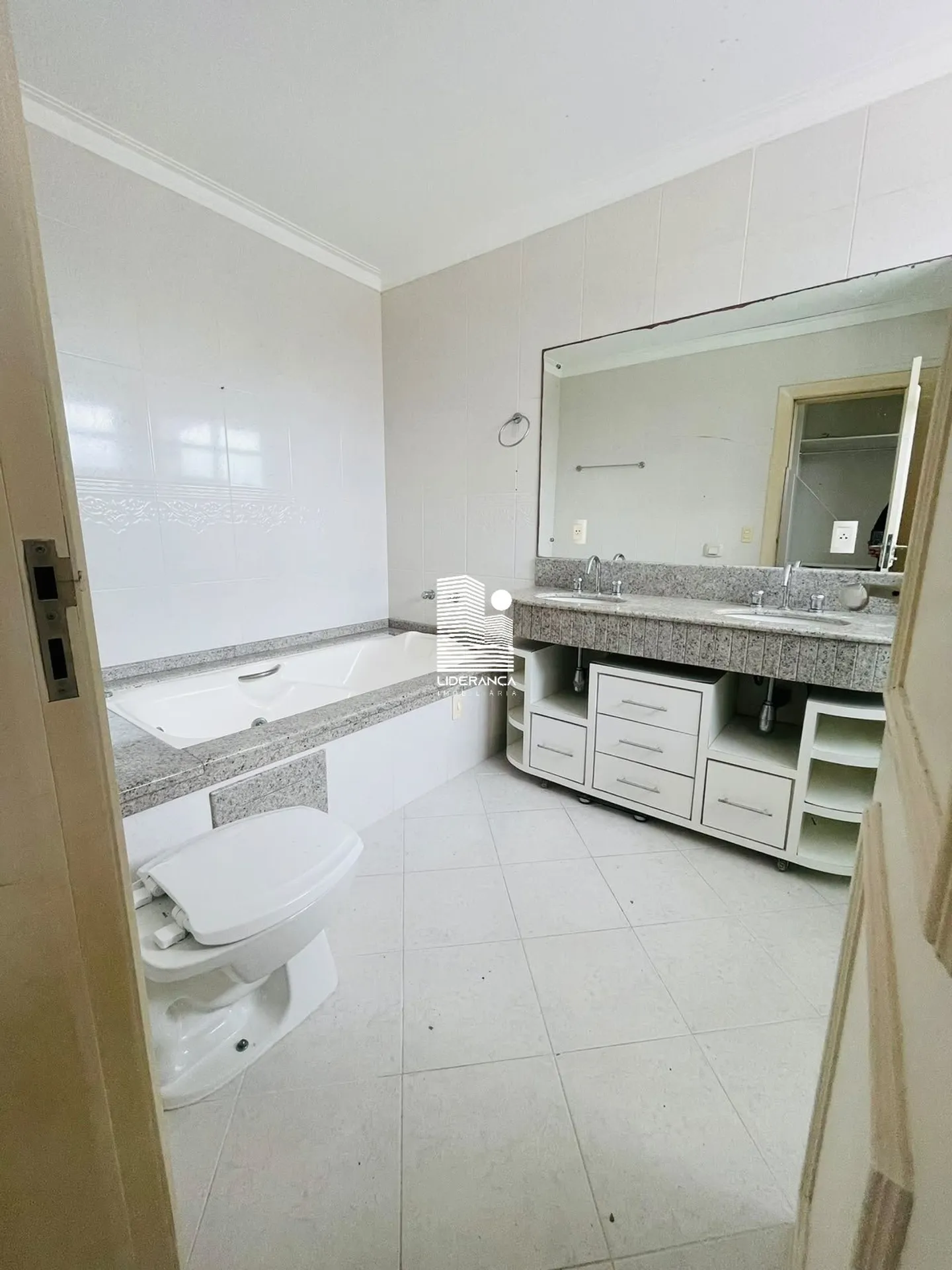 450 m² house with 4 bedrooms and a private garden — photo 15