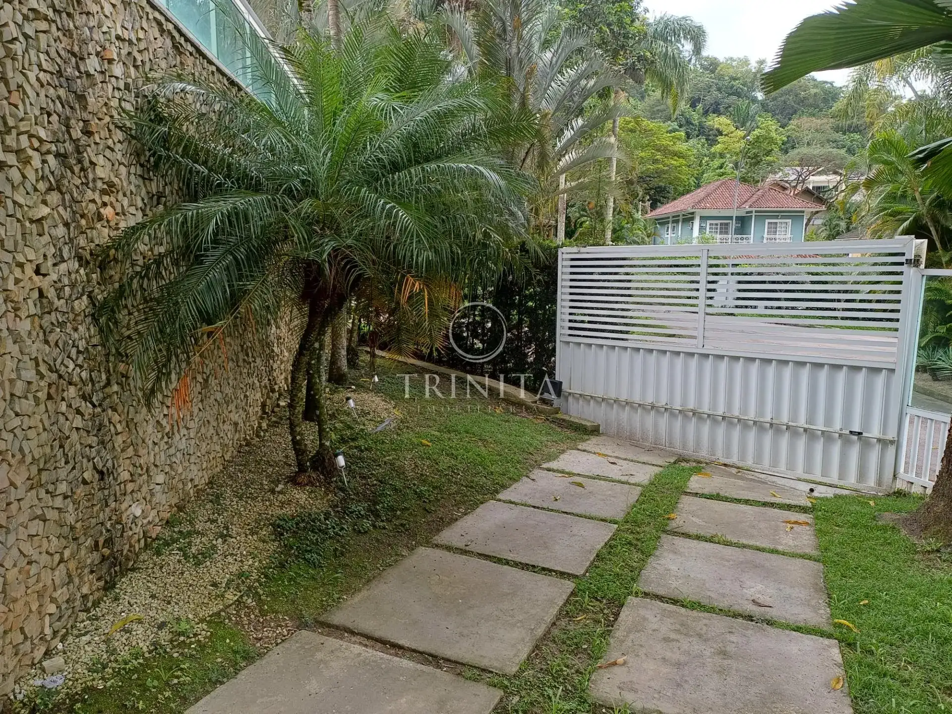 House, 490 m², with a grill on the balcony — photo 27