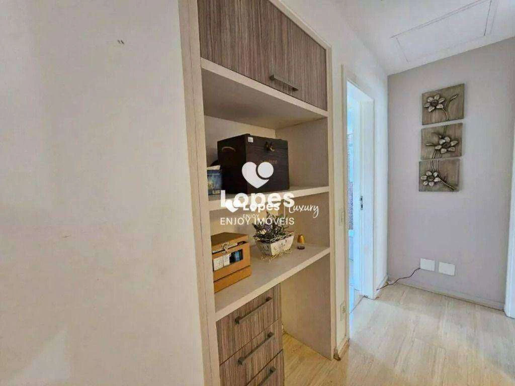 5-bedroom house with a glass-enclosed balcony — photo 28