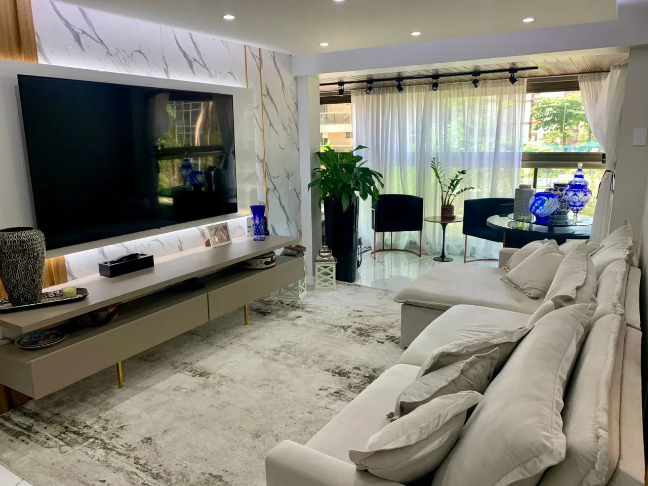 Furnished 4-bedroom apartment with open-plan kitchen — photo 8