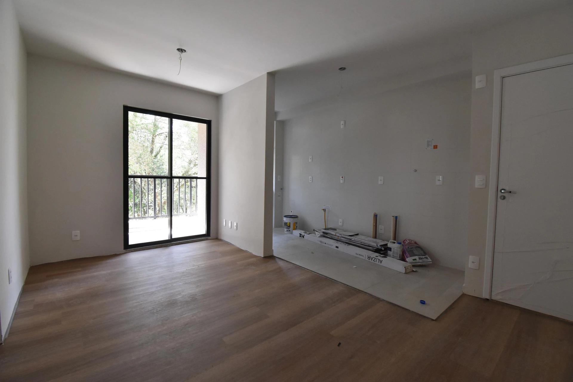 Balcony with a grill in a 3-bedroom apartment, 64 m² — photo 22