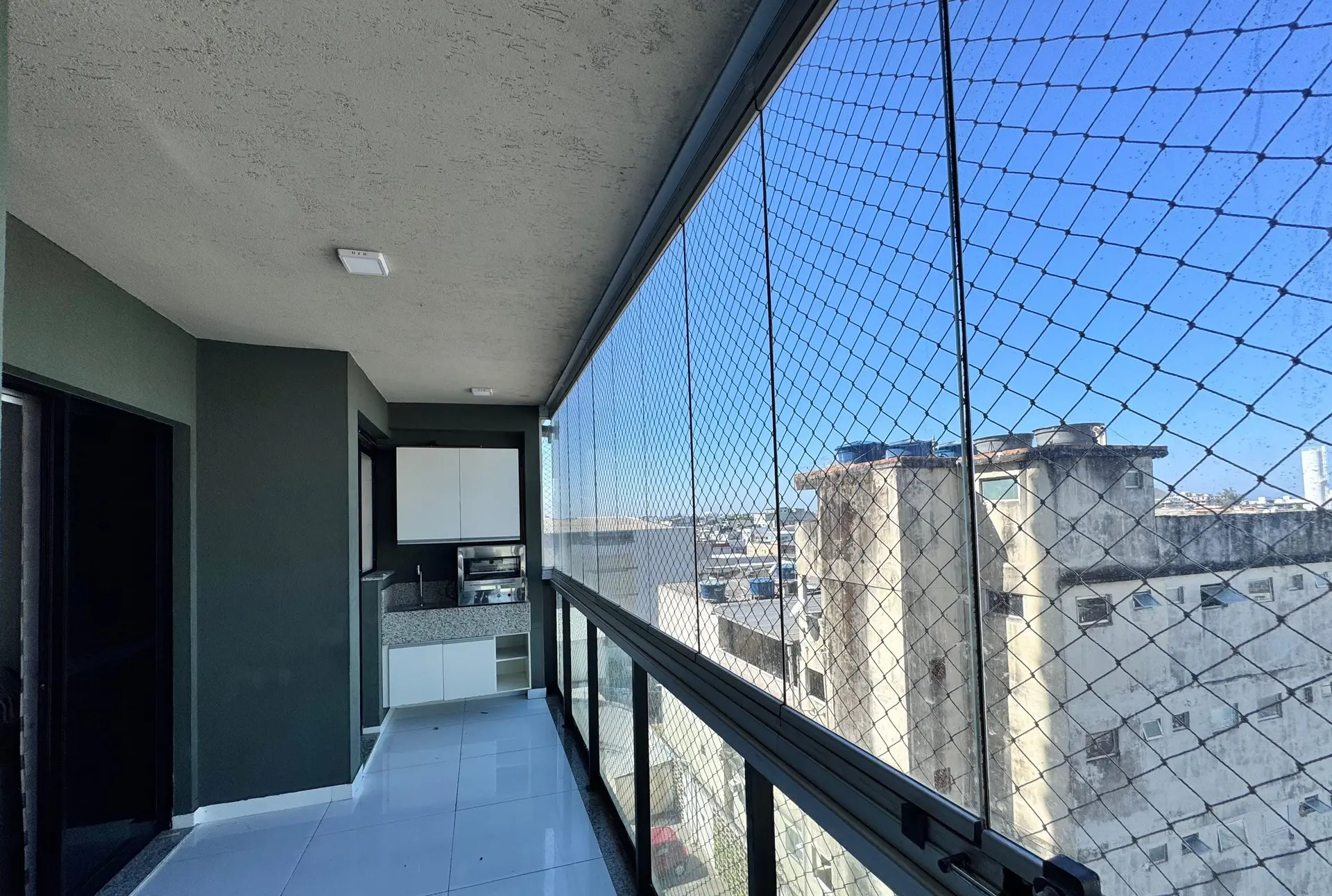 3-bedroom apartment with a grill on the balcony — photo 10