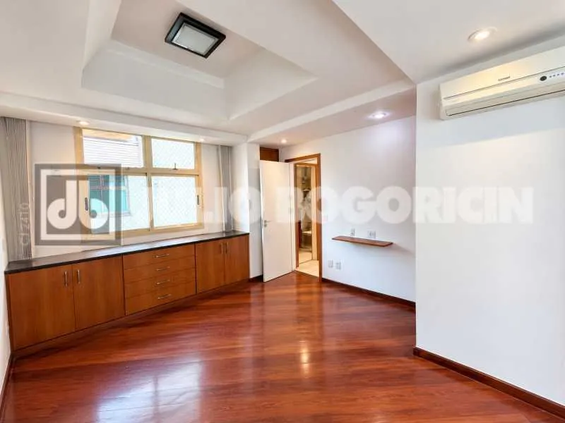 3-bedroom apartment with a park view in Rio de Janeiro — photo 27