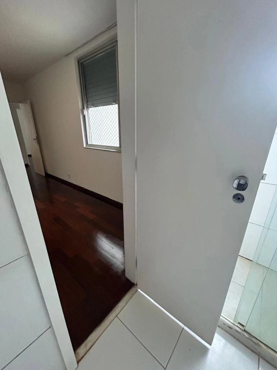 4-bedroom apartment with a walk-in closet — photo 44