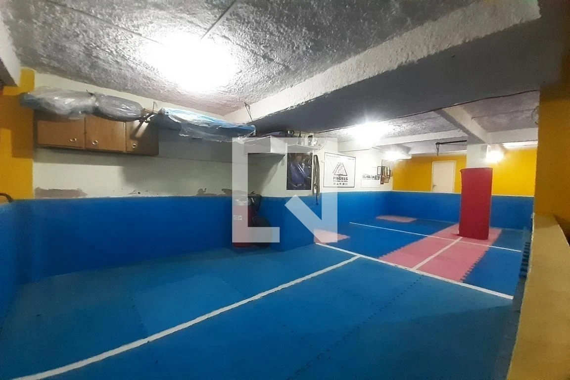 2-bedroom apartment in a building with a gym — photo 31