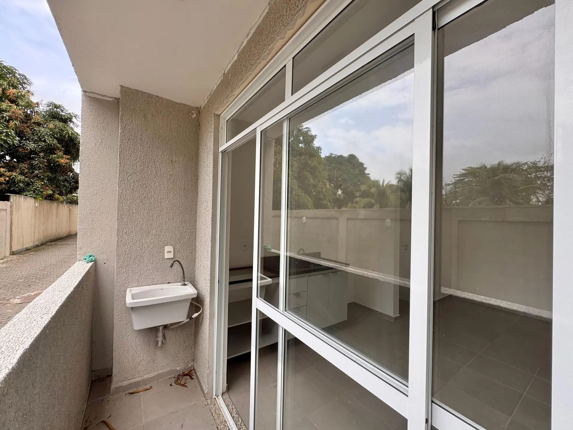 1-bedroom apartment with 1 bathroom and condo pool
