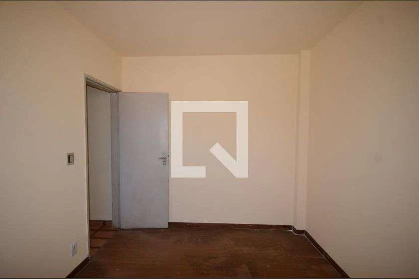 Apartamento com 2 quartos e box de vidro no banheiro — photo 8
