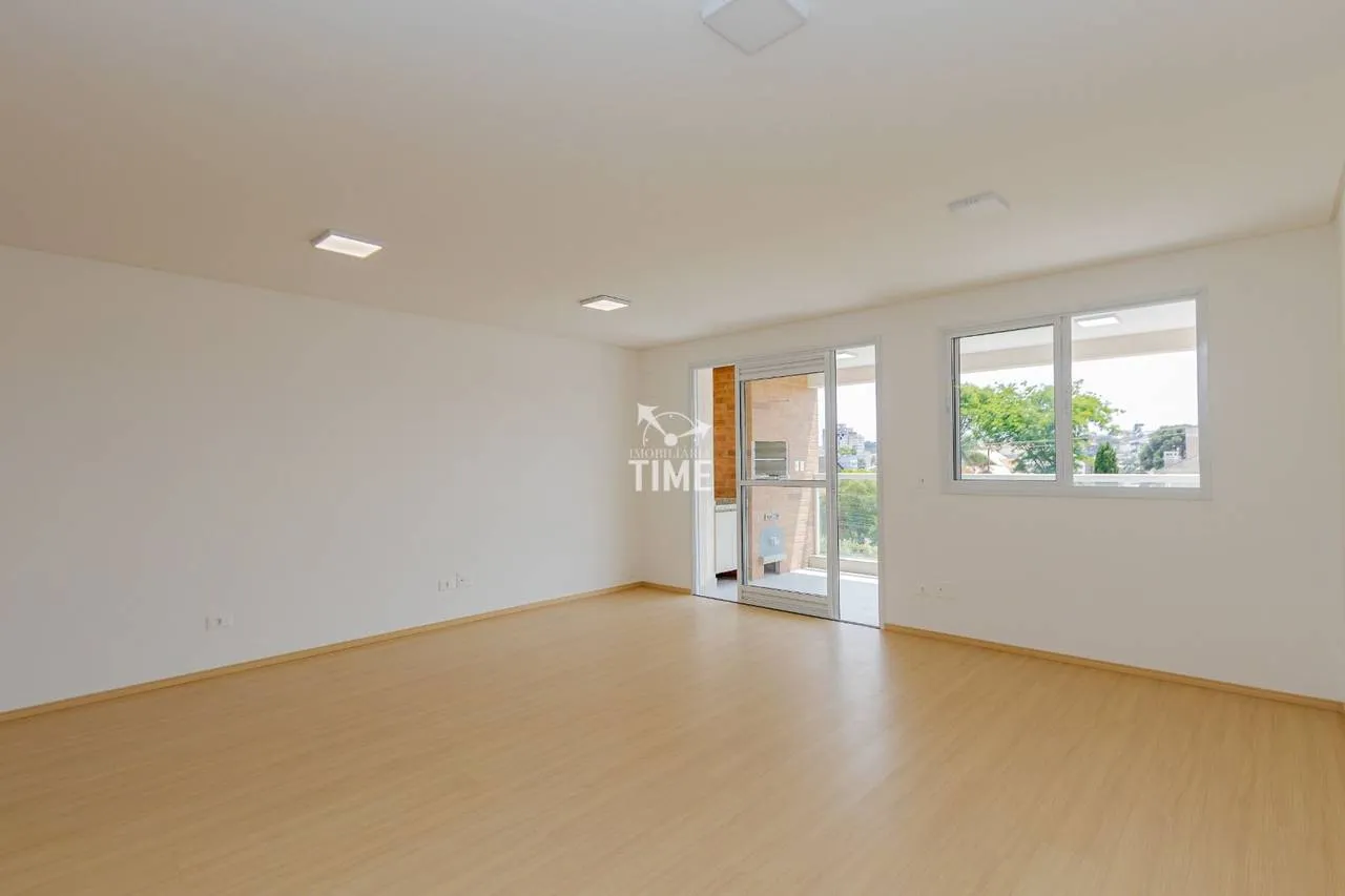 Balcony with a grill in a 3-bedroom apartment, 107 m² — photo 3